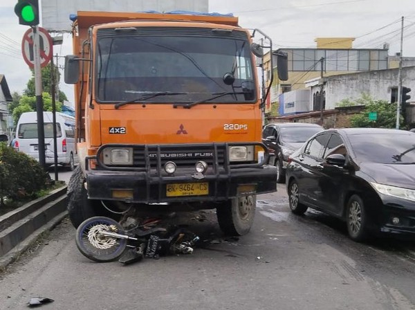 Kumpulan Fakta Hasil Olah TKP Kecelakaan Truk Tabrak Motor 1 Orang Tewas di Binjai